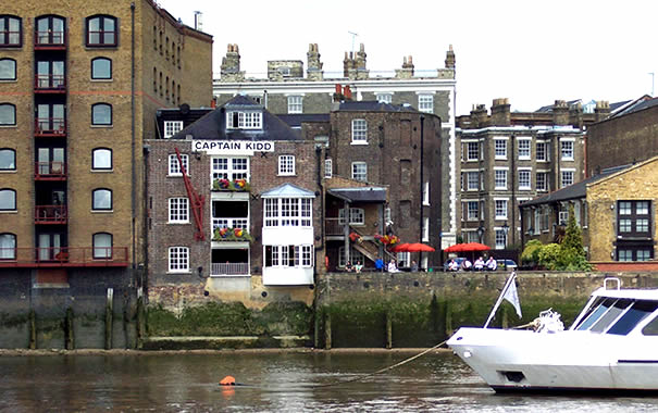 Fotografía del pub desde el río
