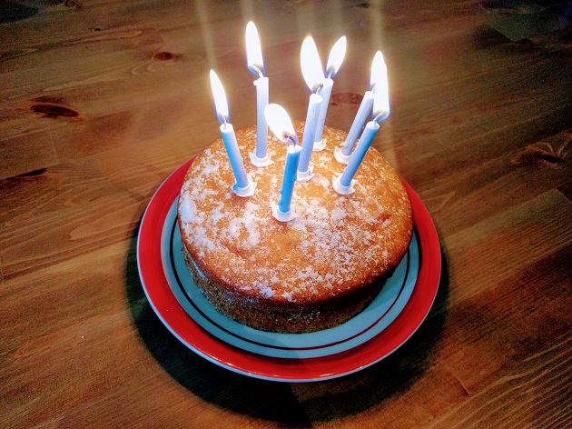 7 velas sobre una tarta Victoria sponge